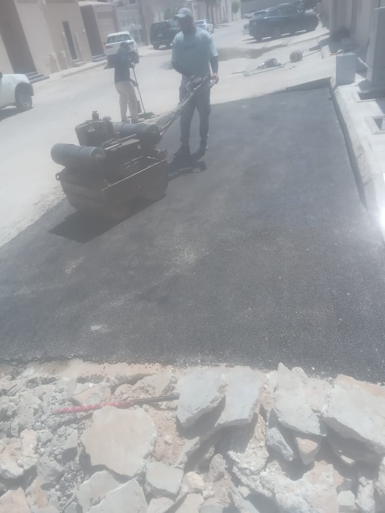 مدحلة تدك طبقة الأسفلت أثناء سفلتة طريق