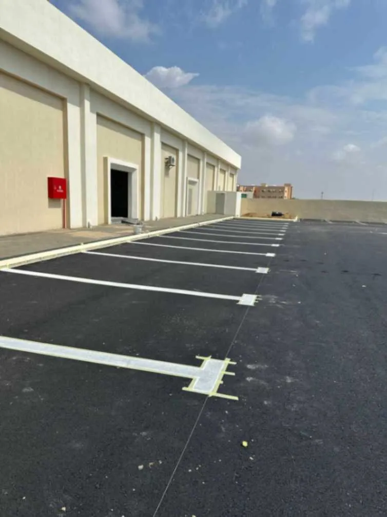 مقاول أسفلت يشرف على سفلتة طريق في الرياض
